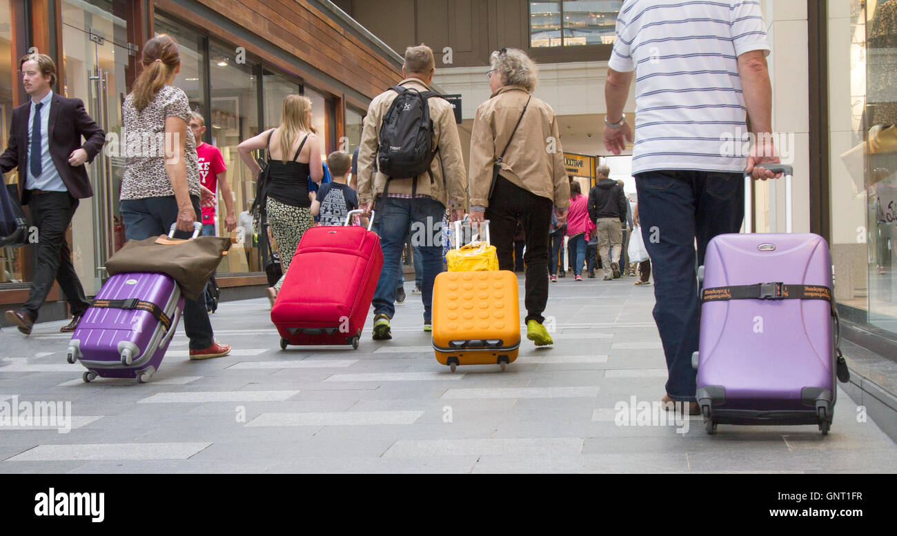 Turistas y equipaje pasando por Liverpool One, wheeling maletas  multicolores, Merseyside, REINO UNIDO Fotografía de stock - Alamy