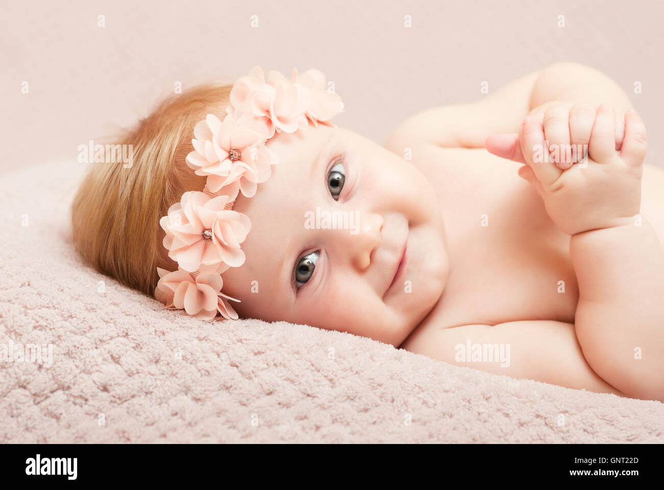 Bebé recién nacido niña con ropa de punto rosa y un floral accesorio para  la cabeza Fotografía de stock - Alamy