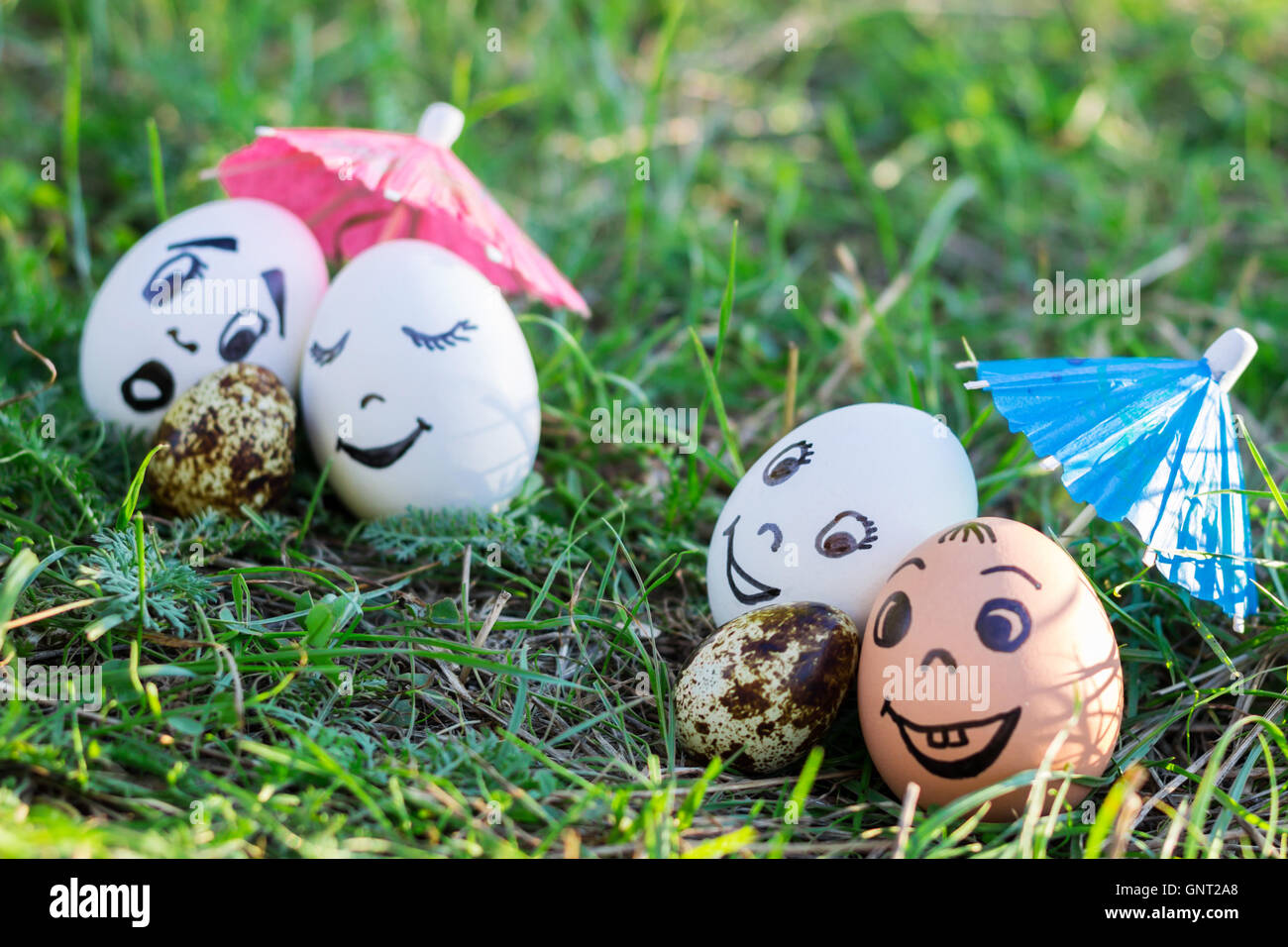 Gracioso huevos imitando y sorprendió a dos parejas de padres blancos versicolored bebé Foto de stock