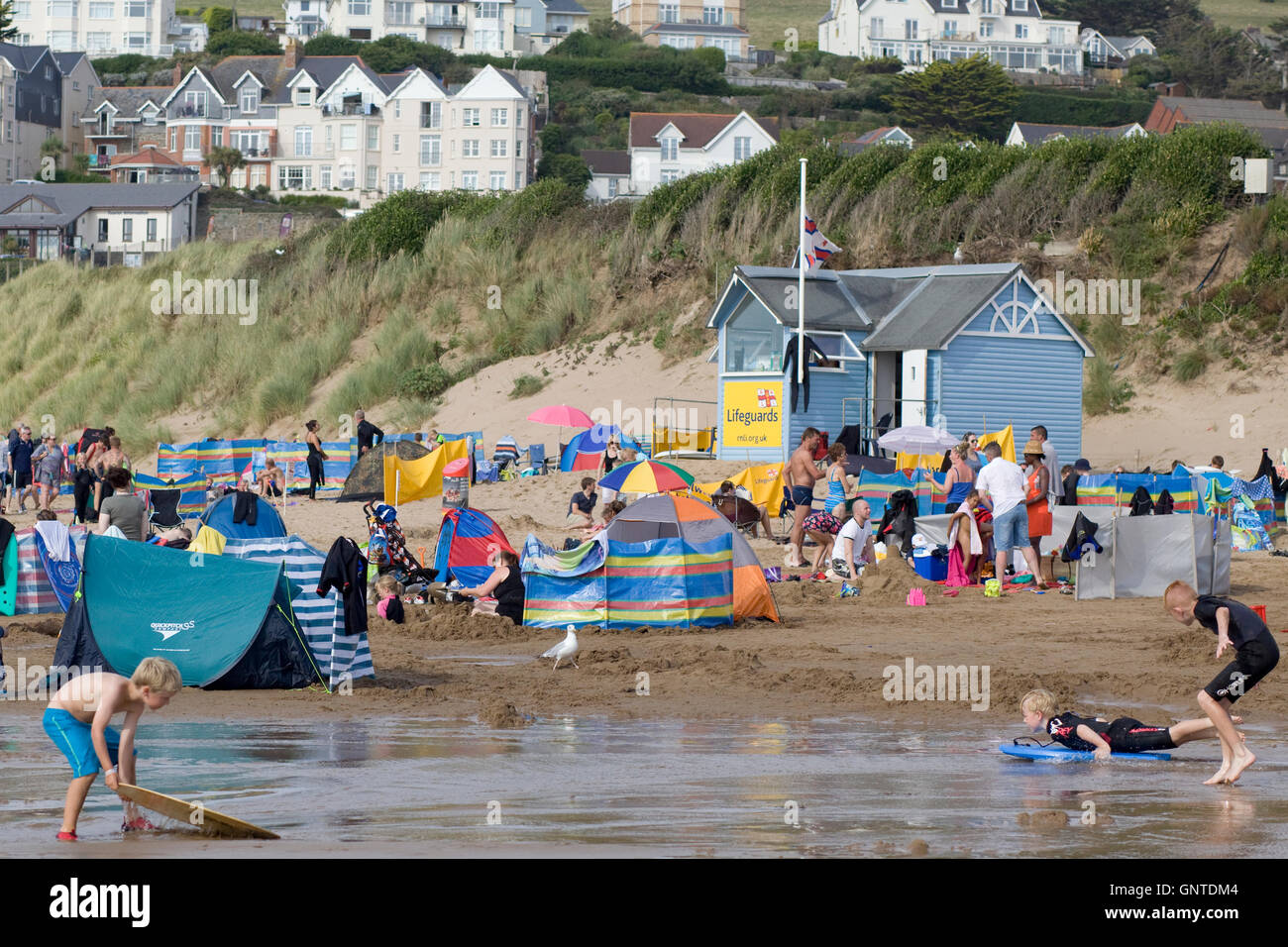 El público británico en la playa de vacaciones Foto de stock