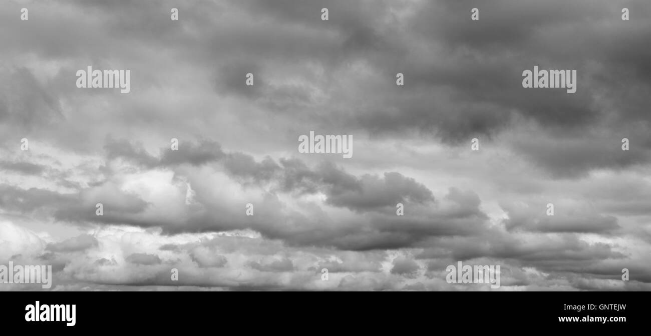 Nubes grises en el cielo Foto de stock