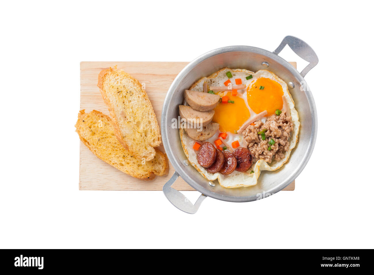 Vista superior de estilo vietnamita, pan-freid huevo con salchicha china,  la carne picada de cerdo, salchichas vietnamita en molde de metal en plancha  de madera con Fotografía de stock - Alamy