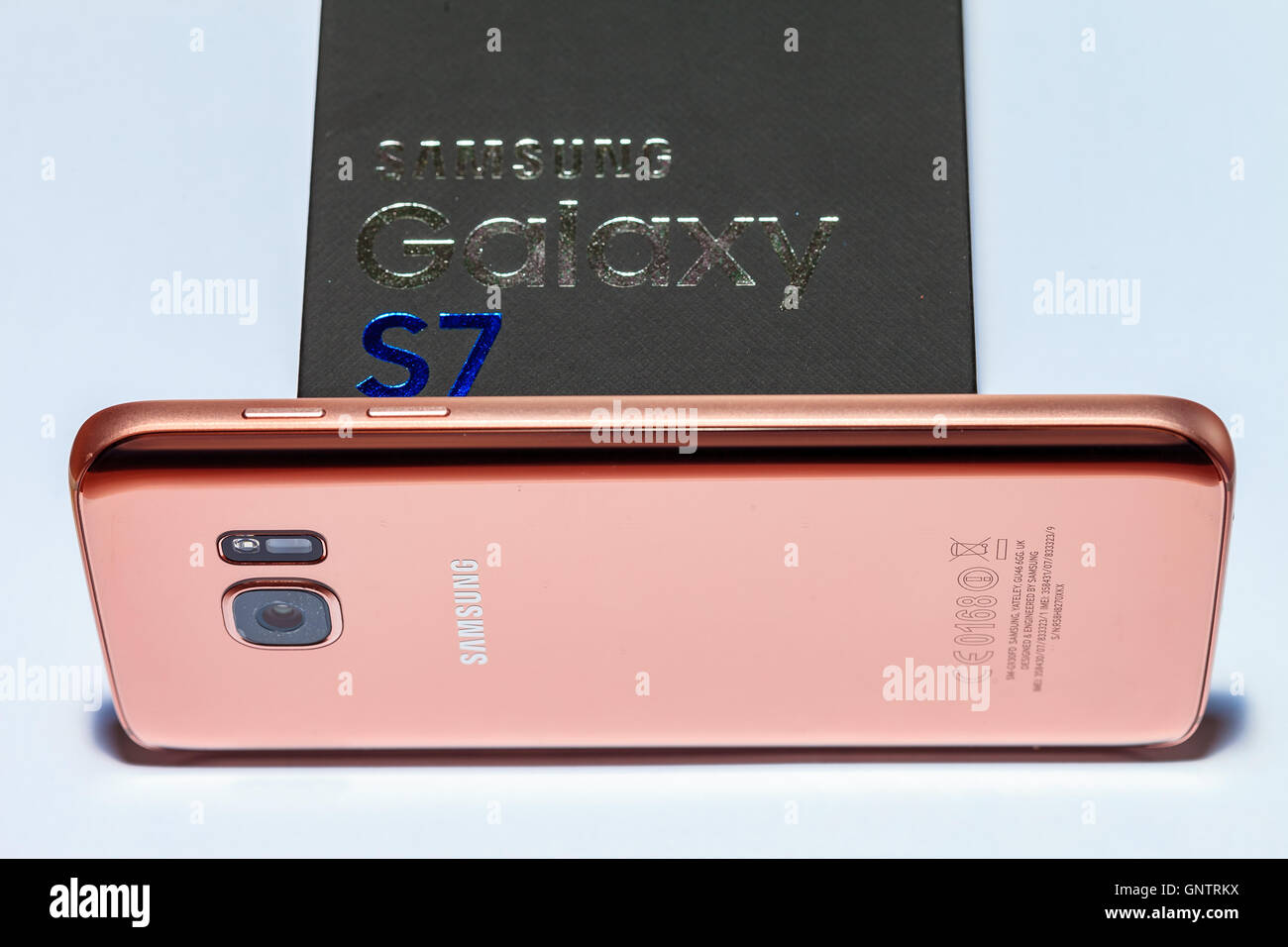 Color oro rosa Samsung Galaxy S7 teléfono móvil Fotografía de stock - Alamy