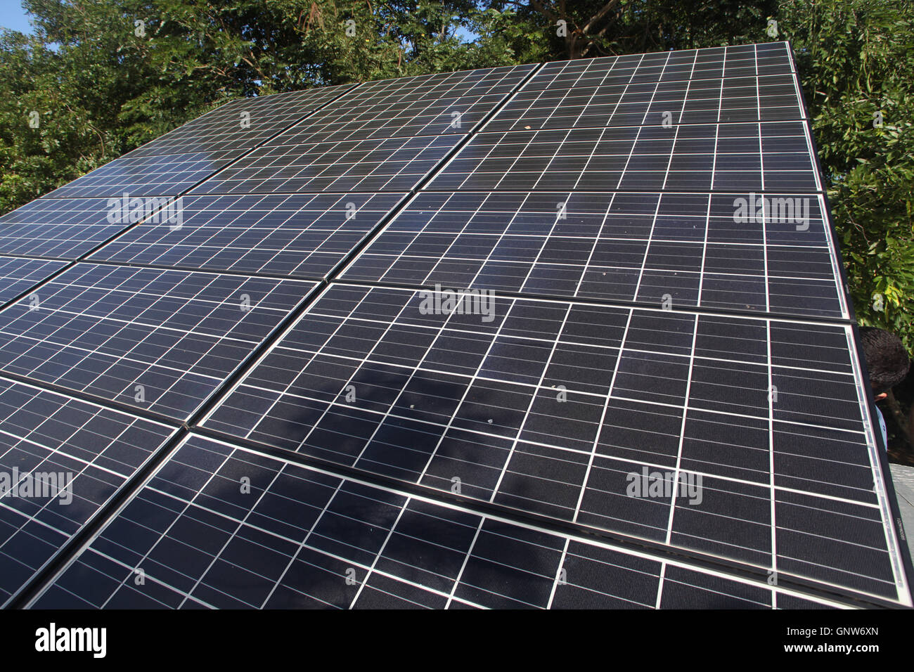 Paneles solares fotovoltaicos para producir energía Foto de stock