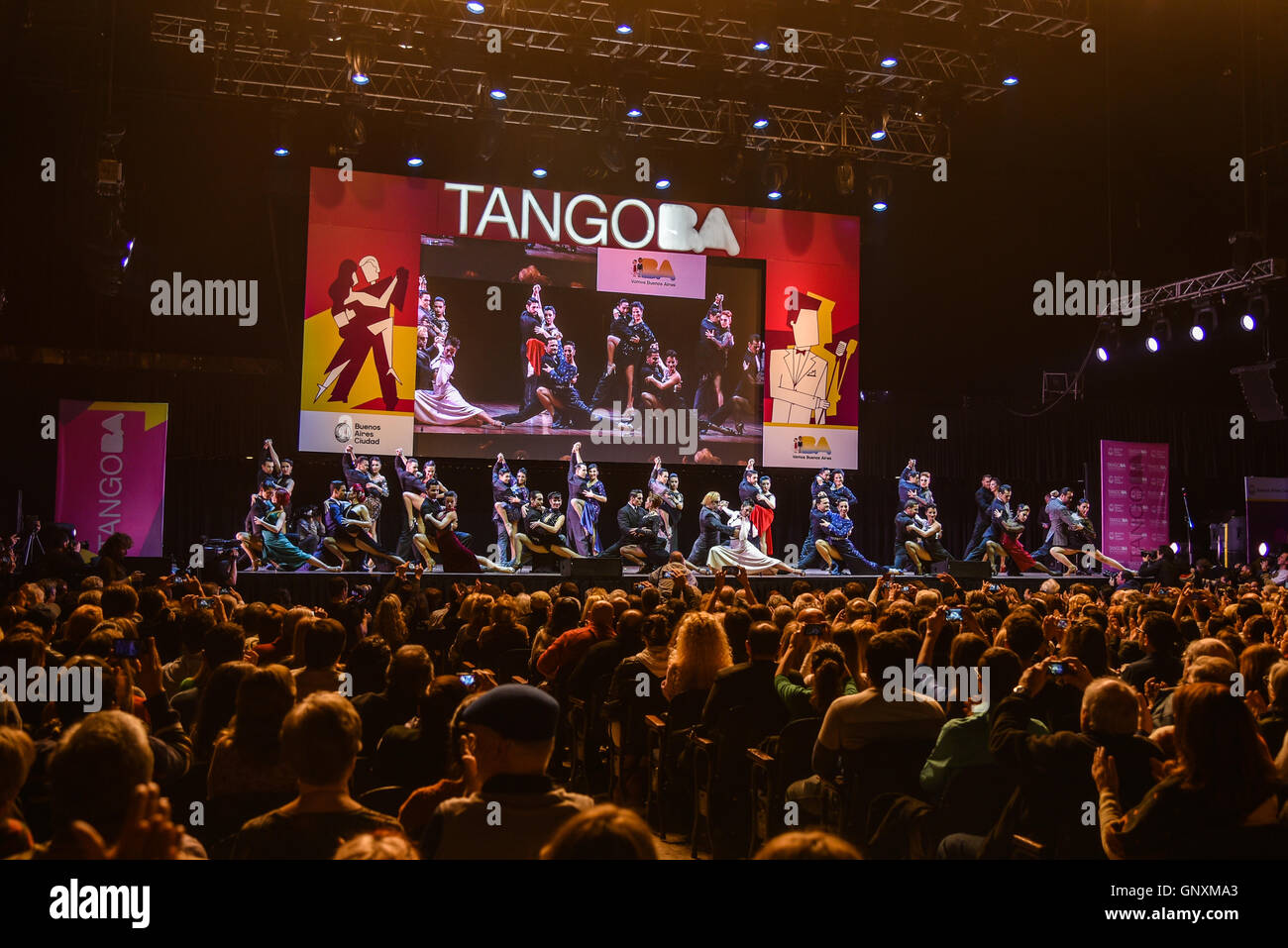 Buenos Aires, Argentina. 31 Aug, 2016. Pista de baile y público en el Campeonato Mundial de Tango escenario estilo ronda final en Buenos Aires. Crédito: Anton Velikzhanin/Alamy Live News Foto de stock
