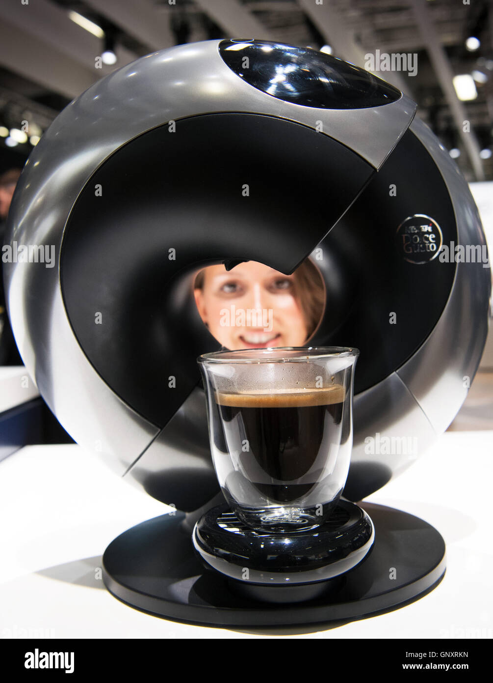 Berlín, Alemania. 1 Sep, 2016. Consultor Arbesa plantea el "Nescafé Dolce  Gusto Eclipse' cafetera DeLonghi en el stand de la compañía un día antes de  la apertura de la Internationale Funkausstellung (IFA)