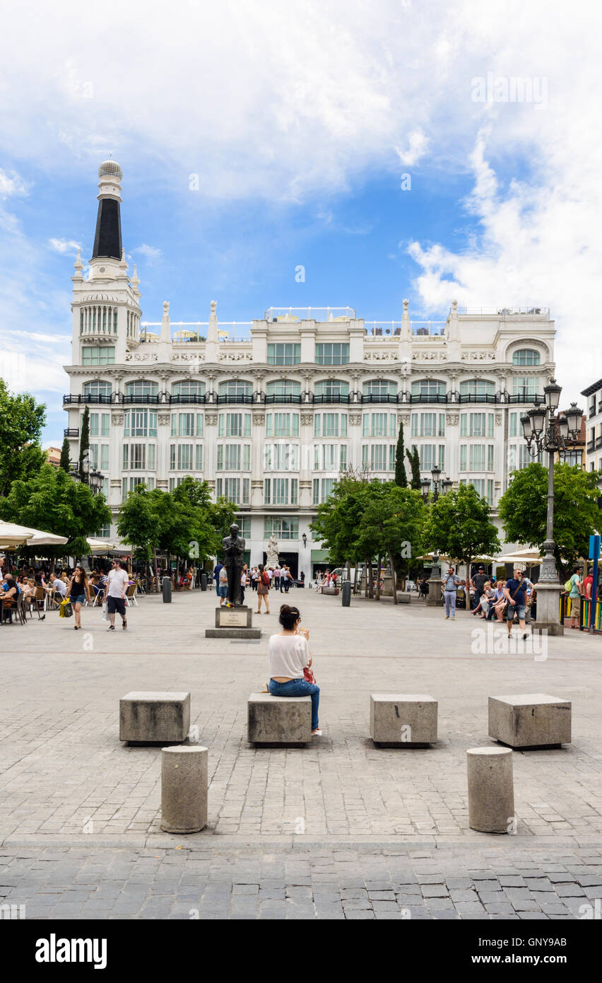 Plaza de Santa Ana, ignorada por el Hotel ME Madrid Reina Victoria, en el barrio de Huertas, Madrid, España Foto de stock