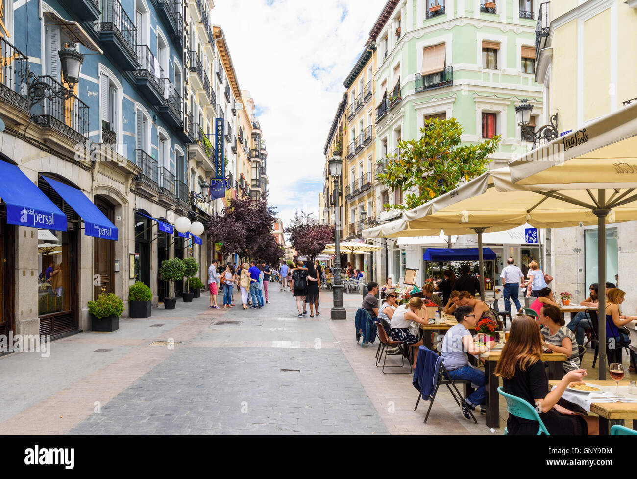 Las tiendas y los cafés de la plaza peatonal del Angel, Madrid, España Foto de stock