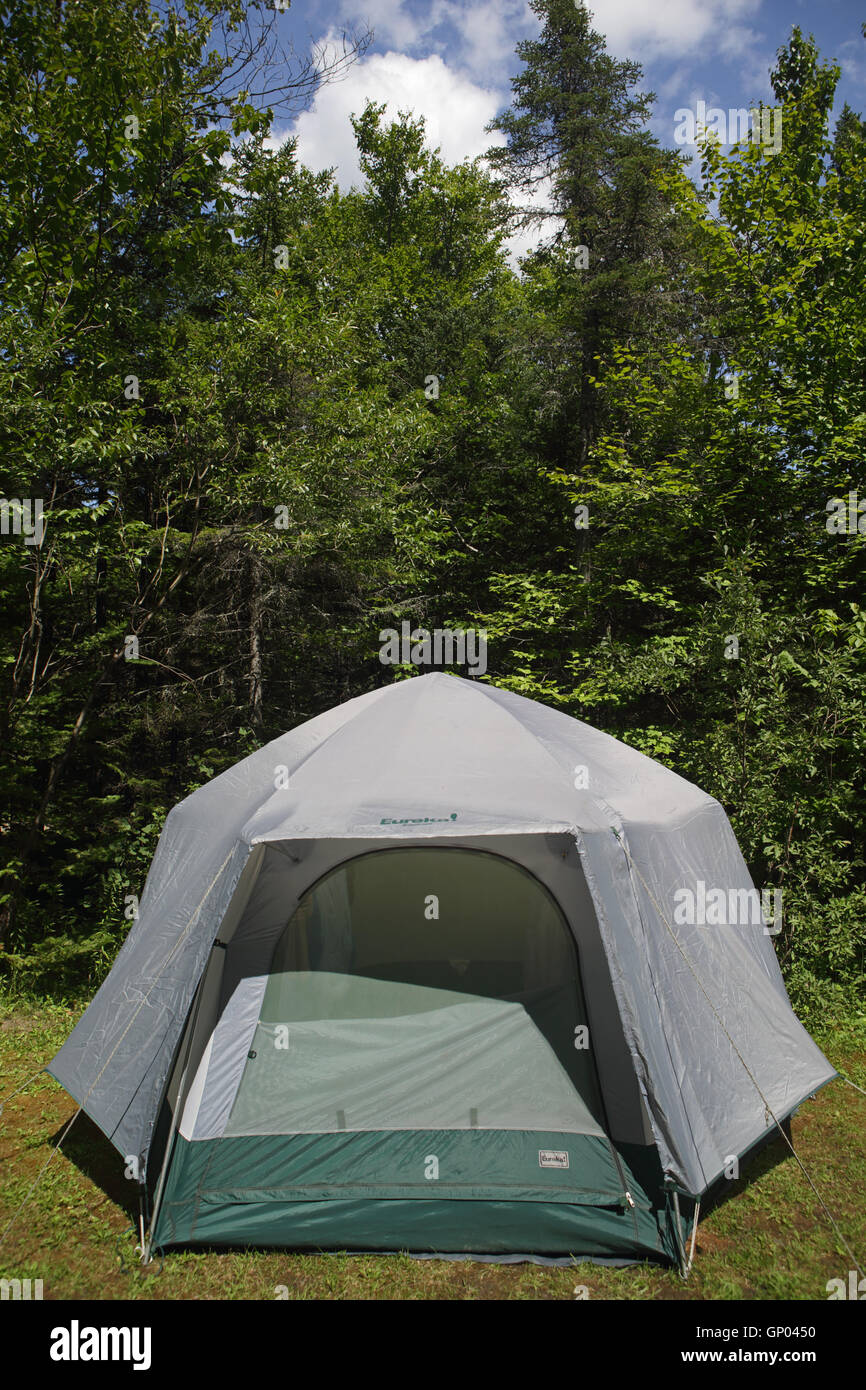 Camping con una tienda de campaña en las montañas verdes de Southern  Vermont Fotografía de stock - Alamy