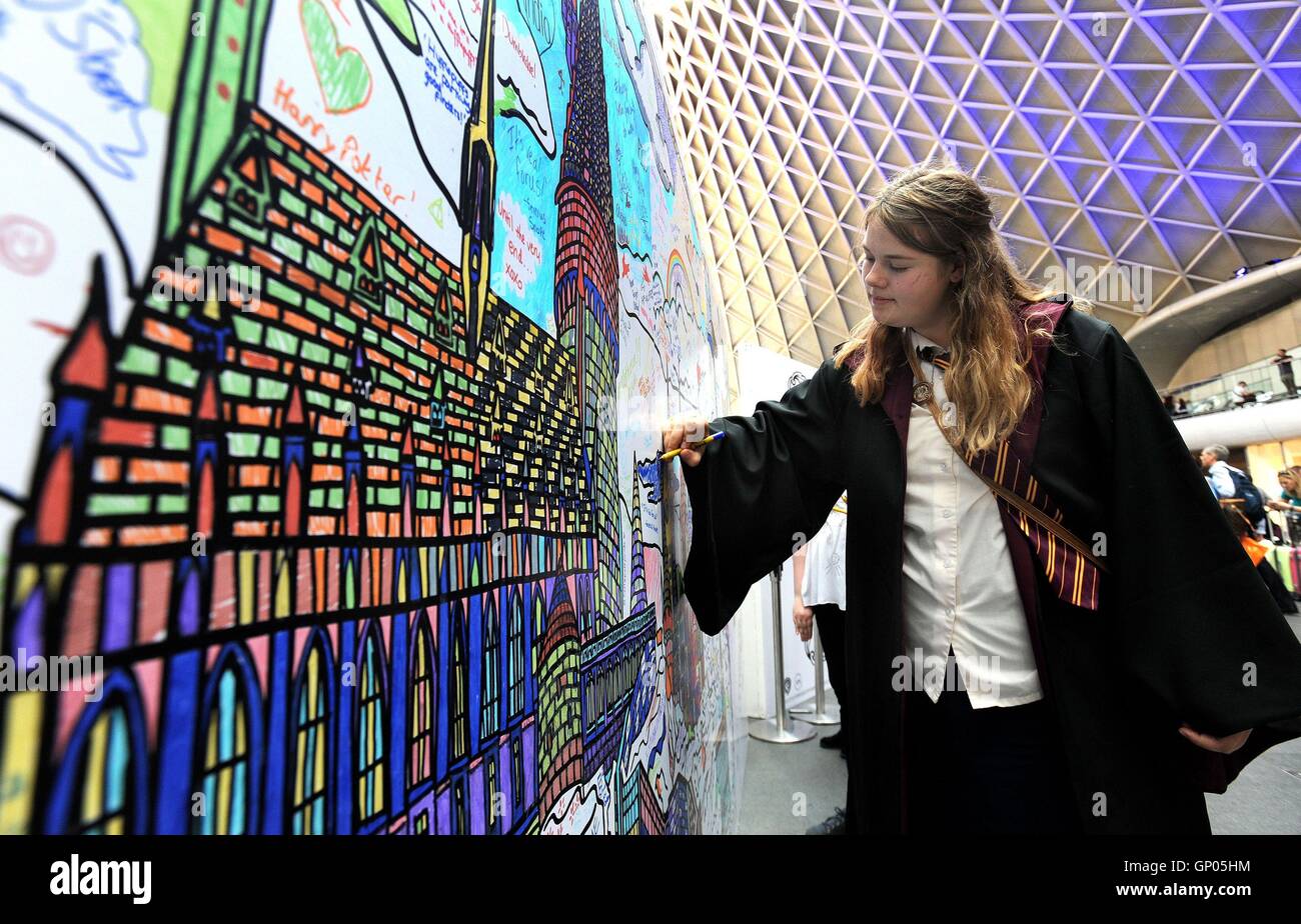 Harry Potter fan Sofie Millar, de 15 años, de Watford, rellena una coloración de temática Potter junta en la estación de Kings Cross en Londres. El 1 de septiembre marca el día Harry Potter fan Sofie Millar, de 15 años, de Watford, rellena una coloración de temática Potter junta en la estación de Kings Cross en Londres. El 1 de septiembre marca el día