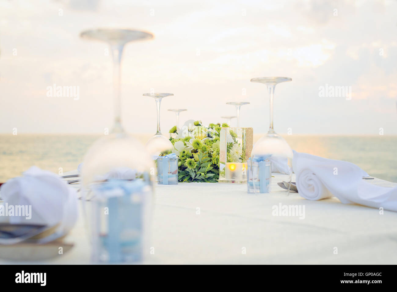 Cena romántica en la playa al anochecer. Foto de stock