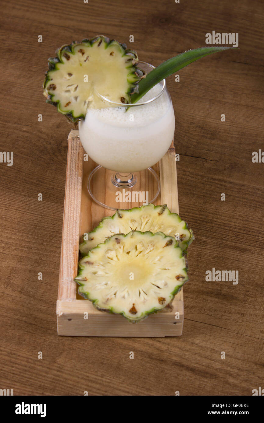 Virgen colada. Mocktail con jugo de piña, crema de coco, la nata y el jugo  de limón Fotografía de stock - Alamy