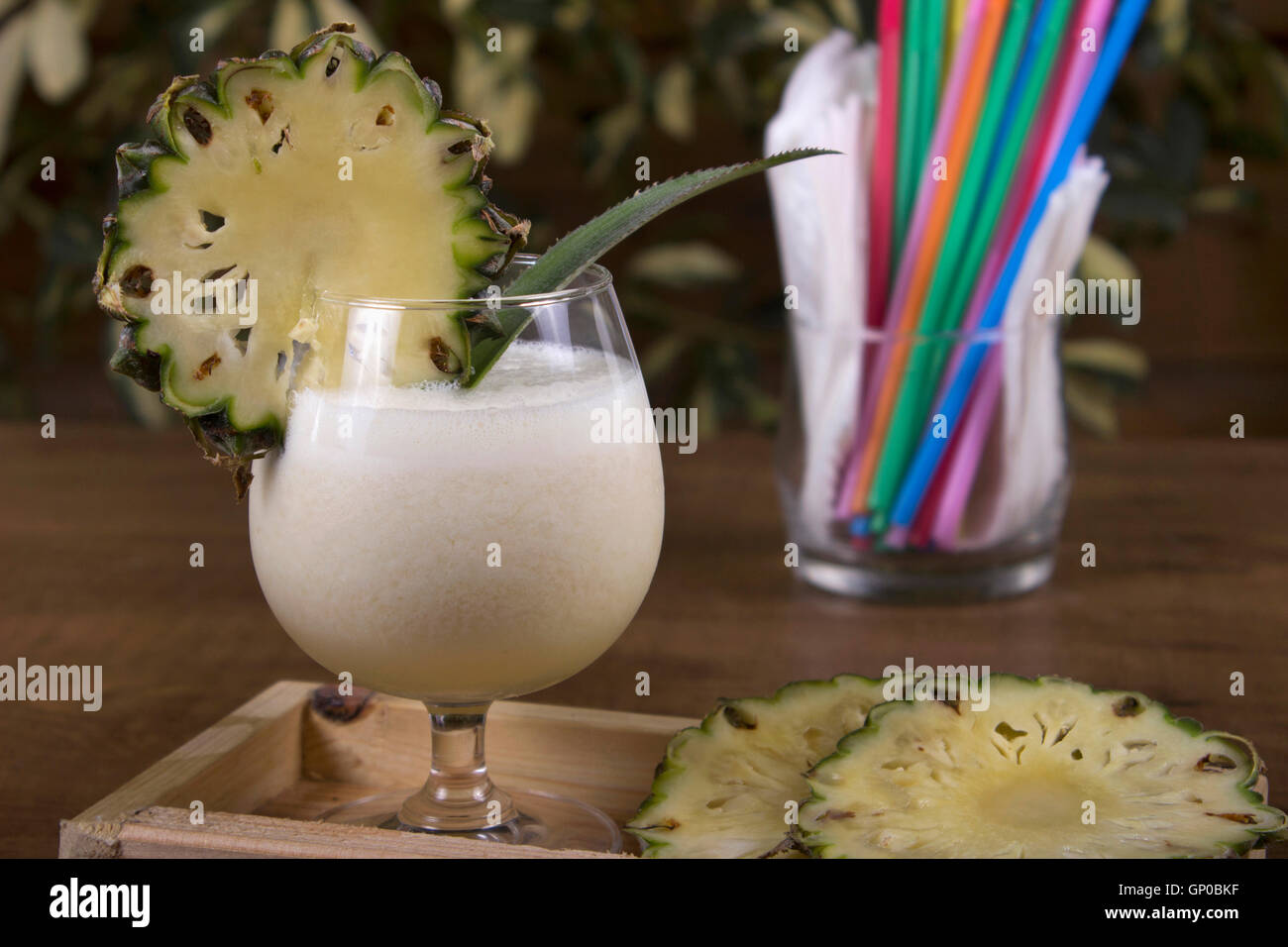 Virgen colada. Mocktail con jugo de piña, crema de coco, la nata y el jugo  de limón Fotografía de stock - Alamy