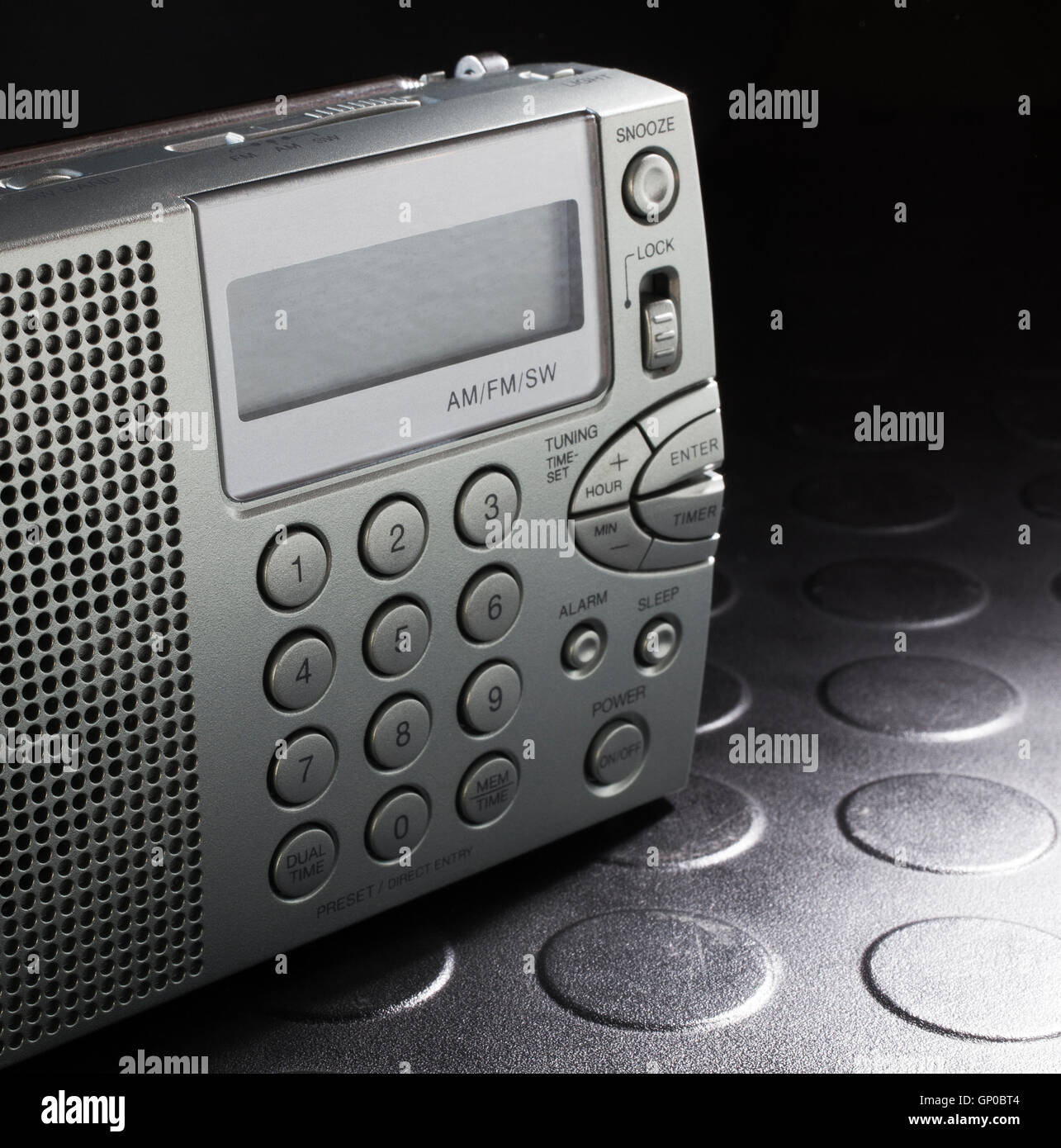 Radio portátil que puede sintonizar las frecuencias de radiodifusión y en  onda corta Fotografía de stock - Alamy