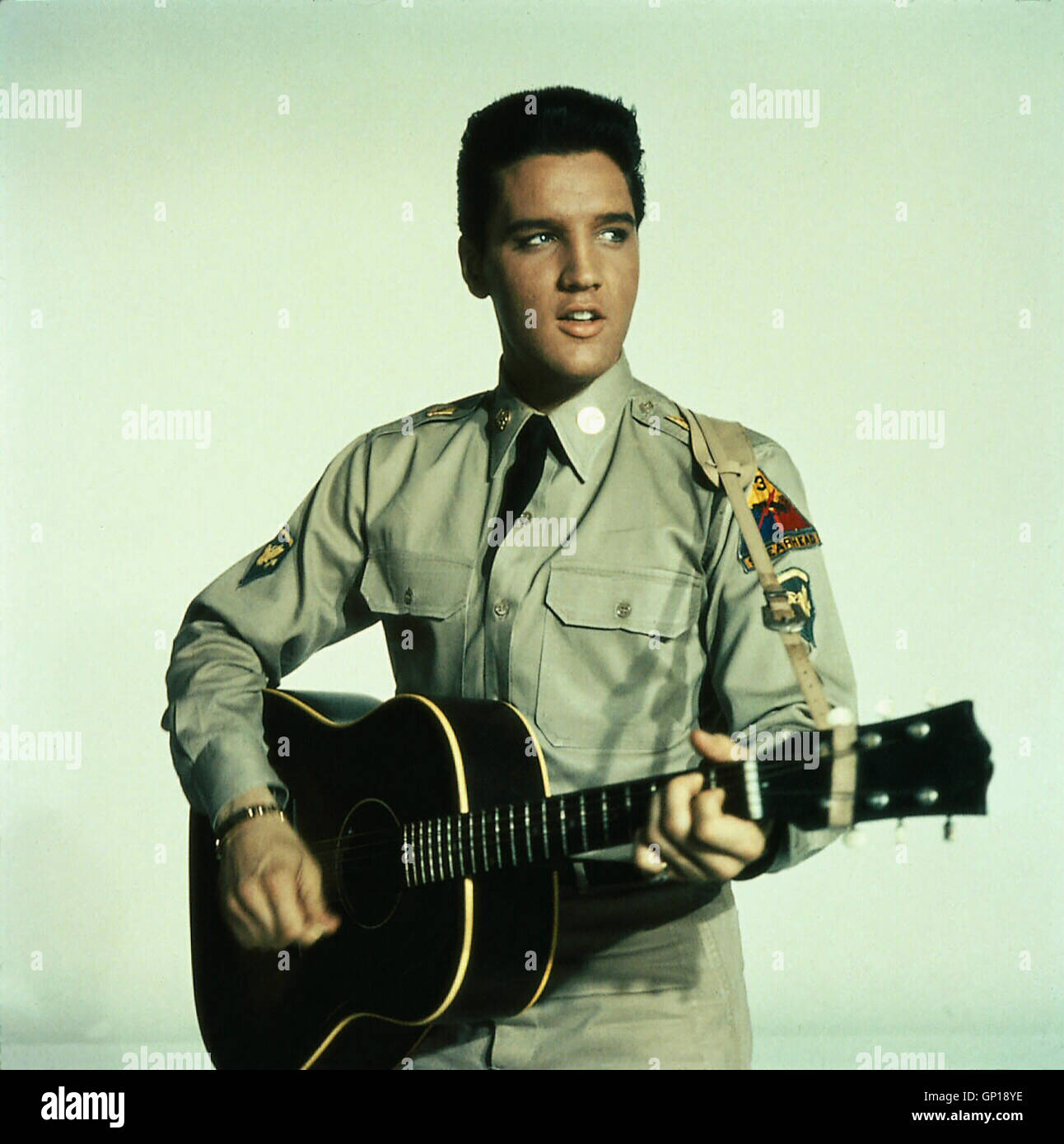Elvis Presley *** título Local *** 1960 - G.I. Blues, 1960er, 1960, película, G.I., G.I. Blues, Gitarre, guitarrista, retrato, Café Europa Foto de stock