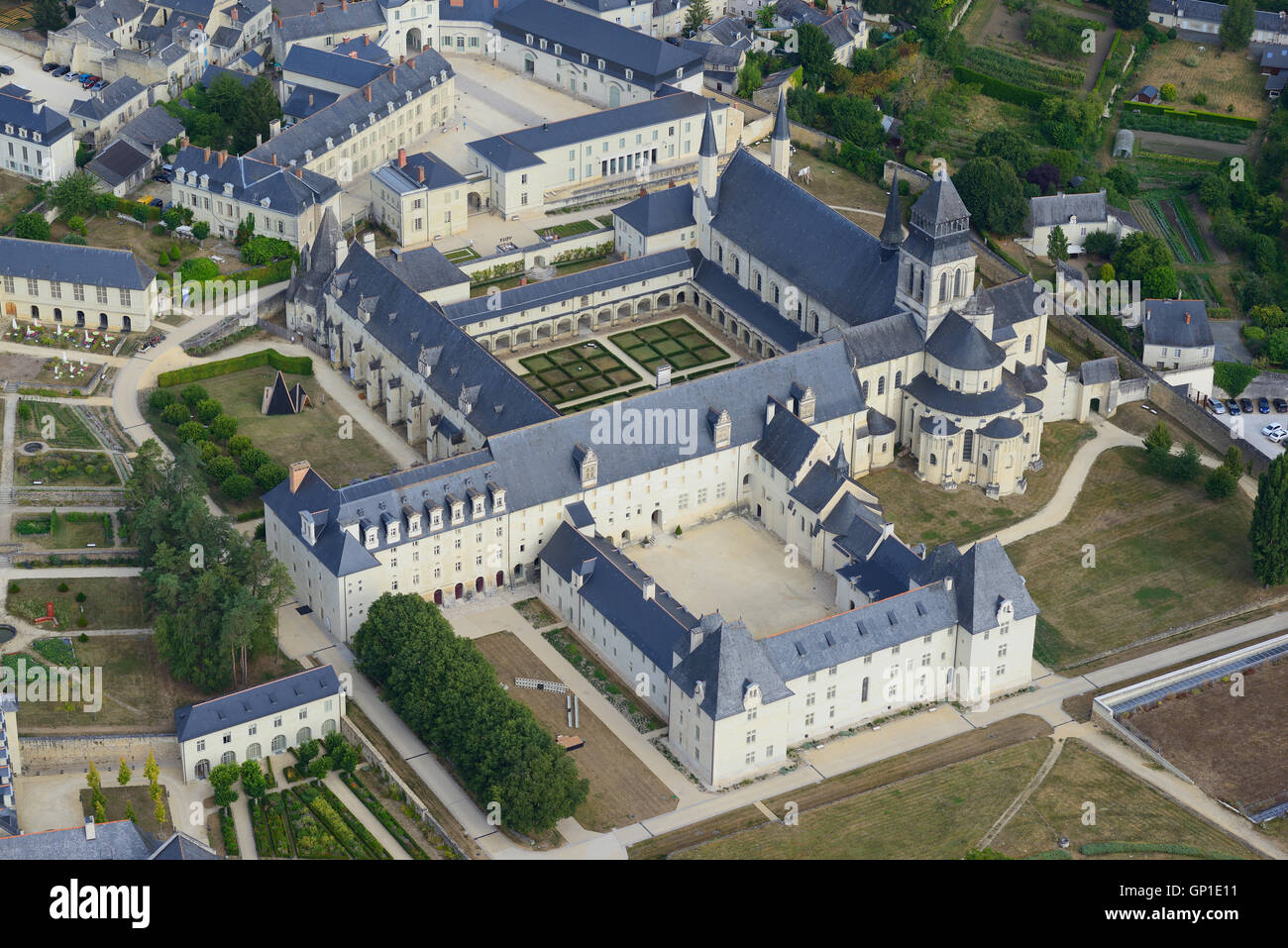 VISTA AÉREA. Abadía Real de Fontevraud. Fontevraud-l'Abbaye, Maine y Loira, Países del Loira, Francia. Foto de stock