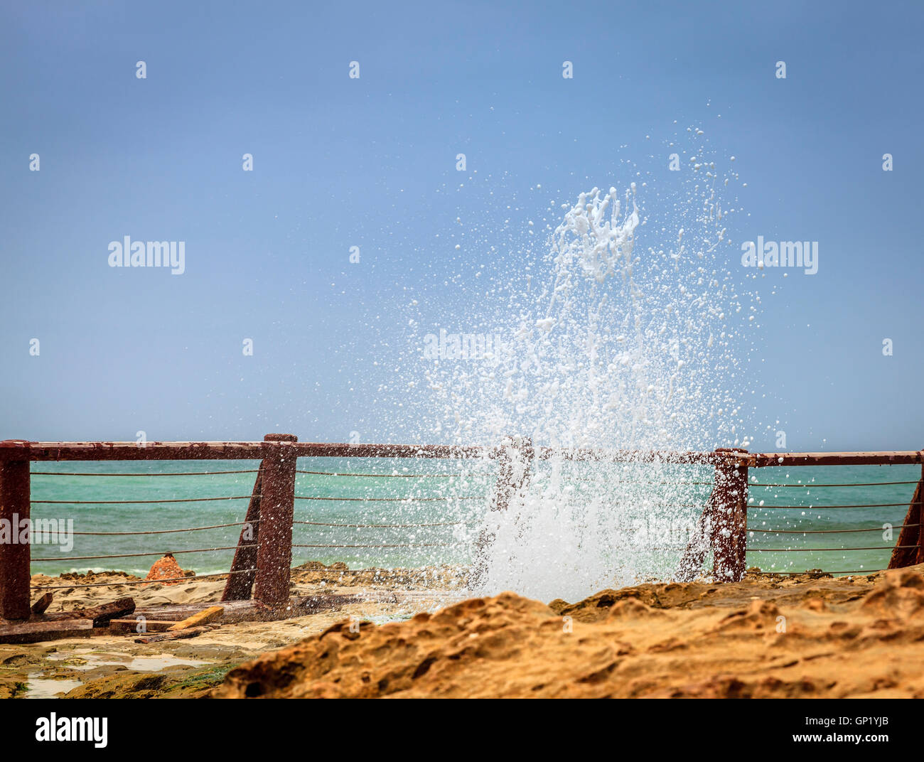 Soplar el agujero en Al Mughsayl playa cerca de Salalah, Omán Foto de stock