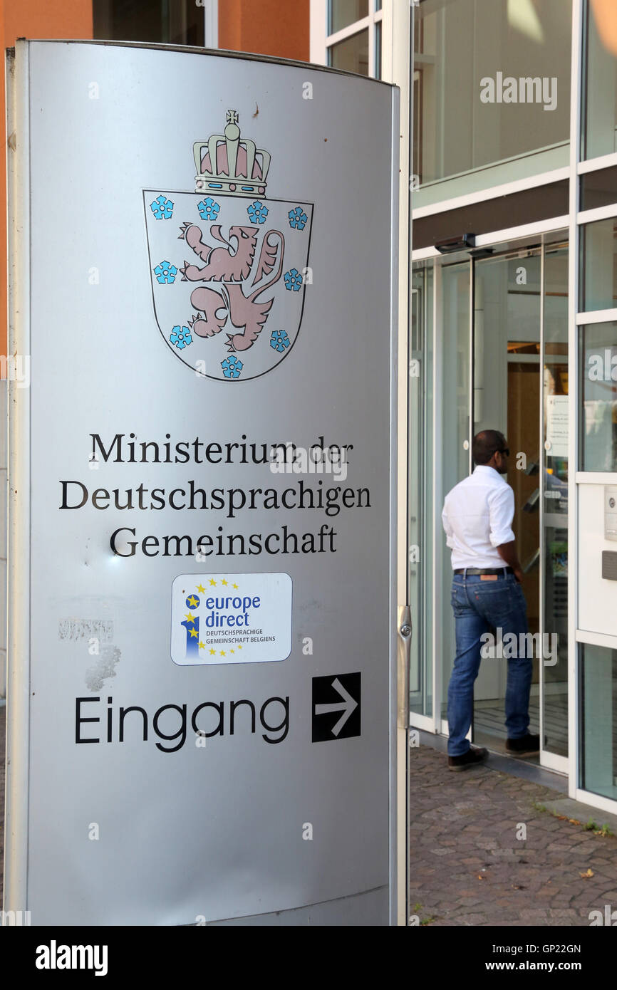 Entrada al Ministerio de la comunidad de habla alemana en Eupen (Bélgica). Foto de stock