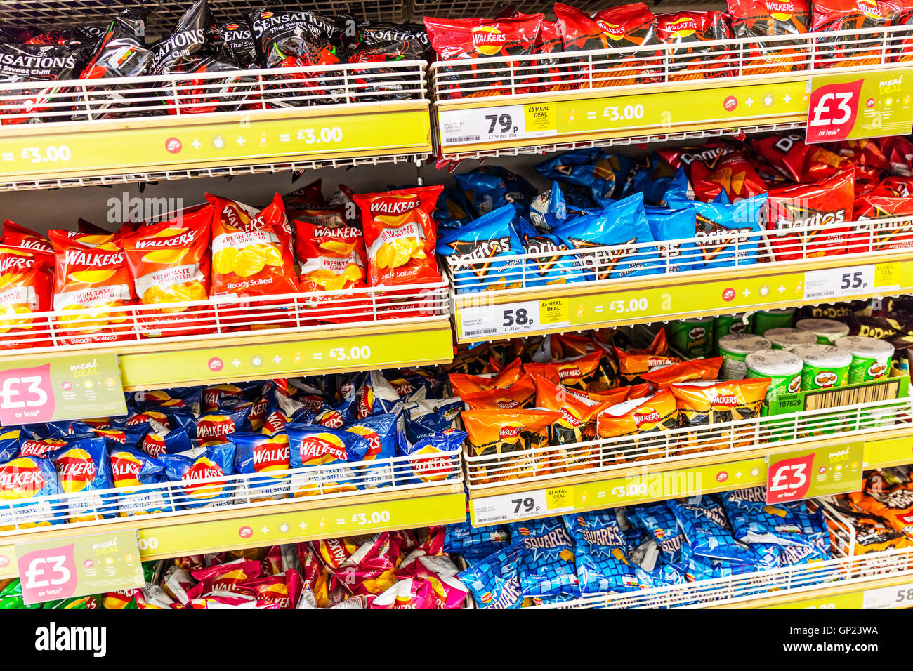 Los paquetes de patatas fritas Walkers supermercado mostrar Doritos sensaciones patatillas stand supermercados muestra uk inglaterra GB Foto de stock
