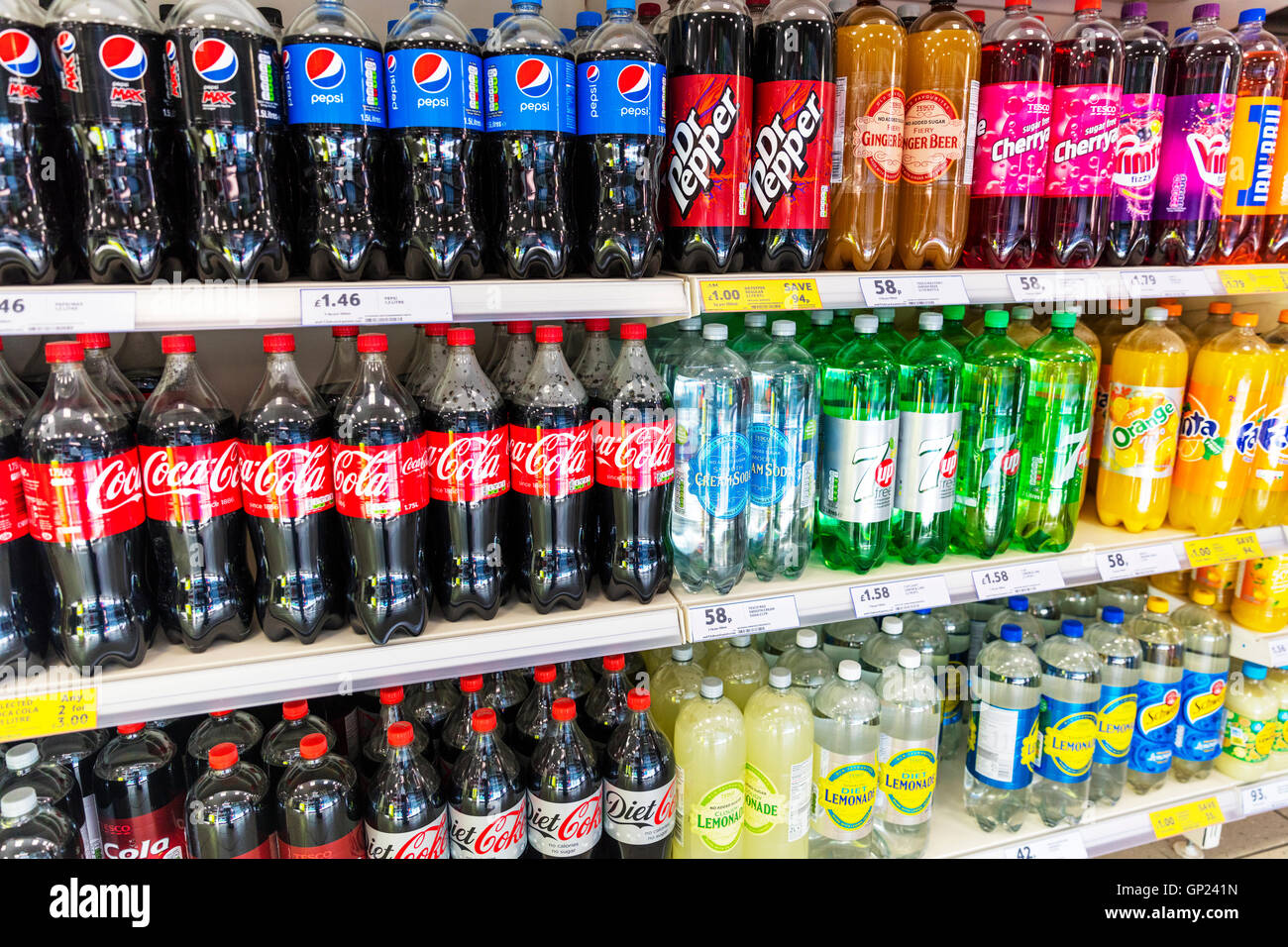 Coca Cola, Pepsi productos supermercado pantalla stand 7up Dr Pepper limonada carbonatada supermercados muestra uk inglaterra GB Foto de stock
