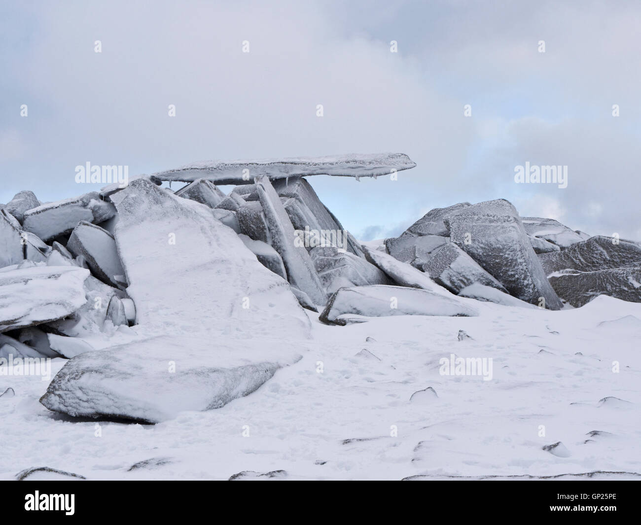 Los voladizos, un famoso accidente geográfico en la cumbre de Glyder Fach en el Parque Nacional de Snowdonia, bajo una cubierta de nieve. Foto de stock