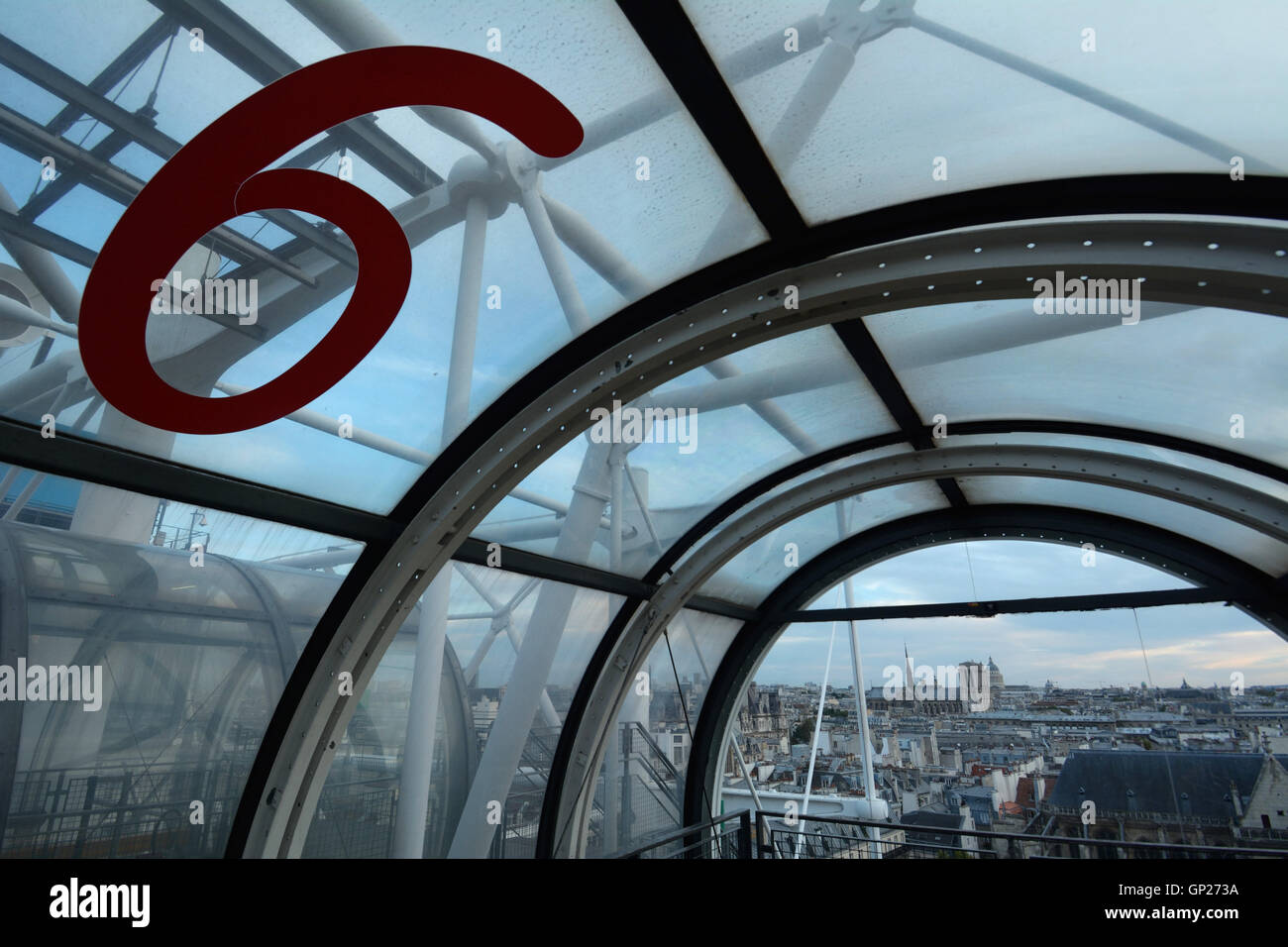 Francia, París, Centro Pompidou Beaubourg, planta superior escalera externa con el número 6 y vista sobre el paisaje urbano Foto de stock