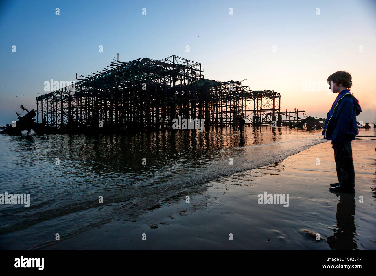 Bajamar durante el equinoccio de primavera en Brighton Beach Foto de stock