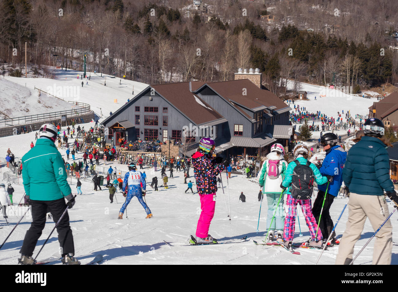 WARREN, Vermont, EE.UU. - Multitud de esquiadores y lodge, Sugarbush Ski Area. Foto de stock