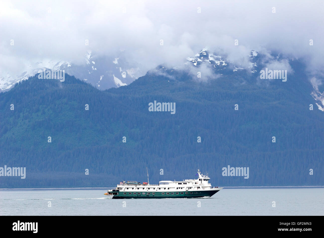 Crucero desierto descubridor de las nubes de niebla en el interior de la Bahía de Galcier Pasaje sureste de Alaska, EE.UU. Foto de stock