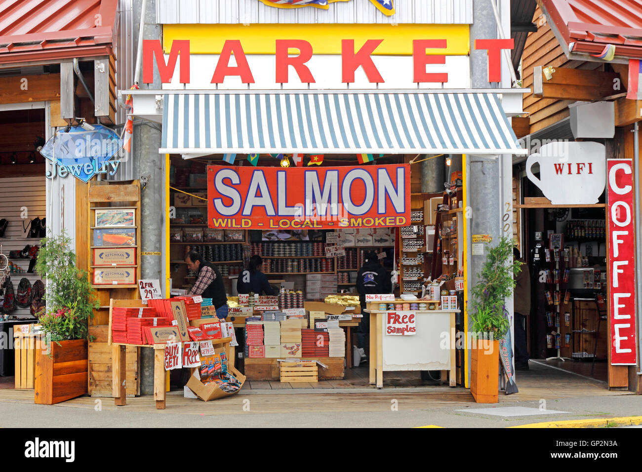 Las tiendas del mercado del salmón atracciones turísticas Ketchikan Tongass estrecha dentro de Pasaje sureste de Alaska, EE.UU. Foto de stock