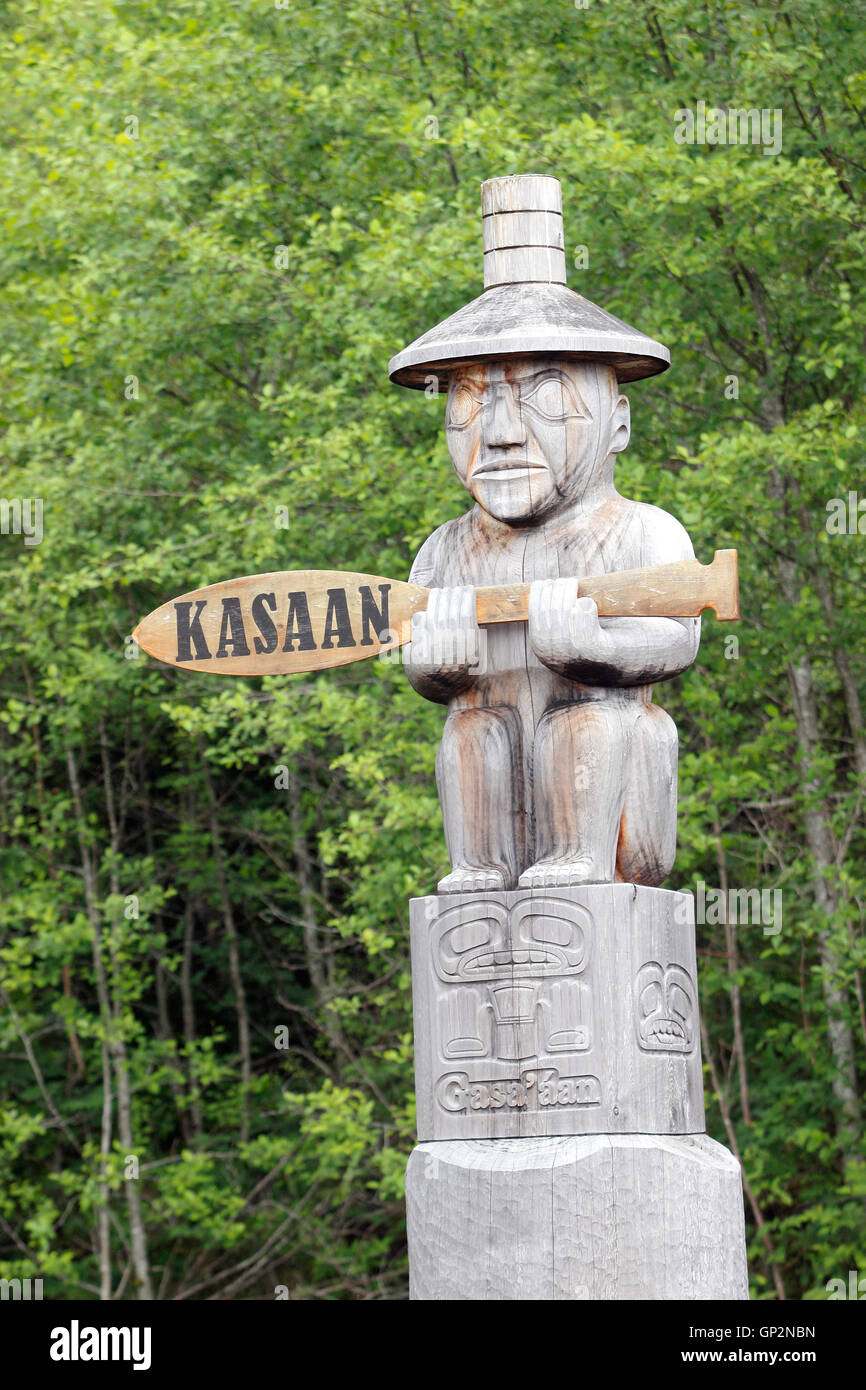 Tótem de madera tallada firmar Kassan Isla del Príncipe de Gales pasaje interior de Alaska Southeast Alaska, EE.UU. Foto de stock