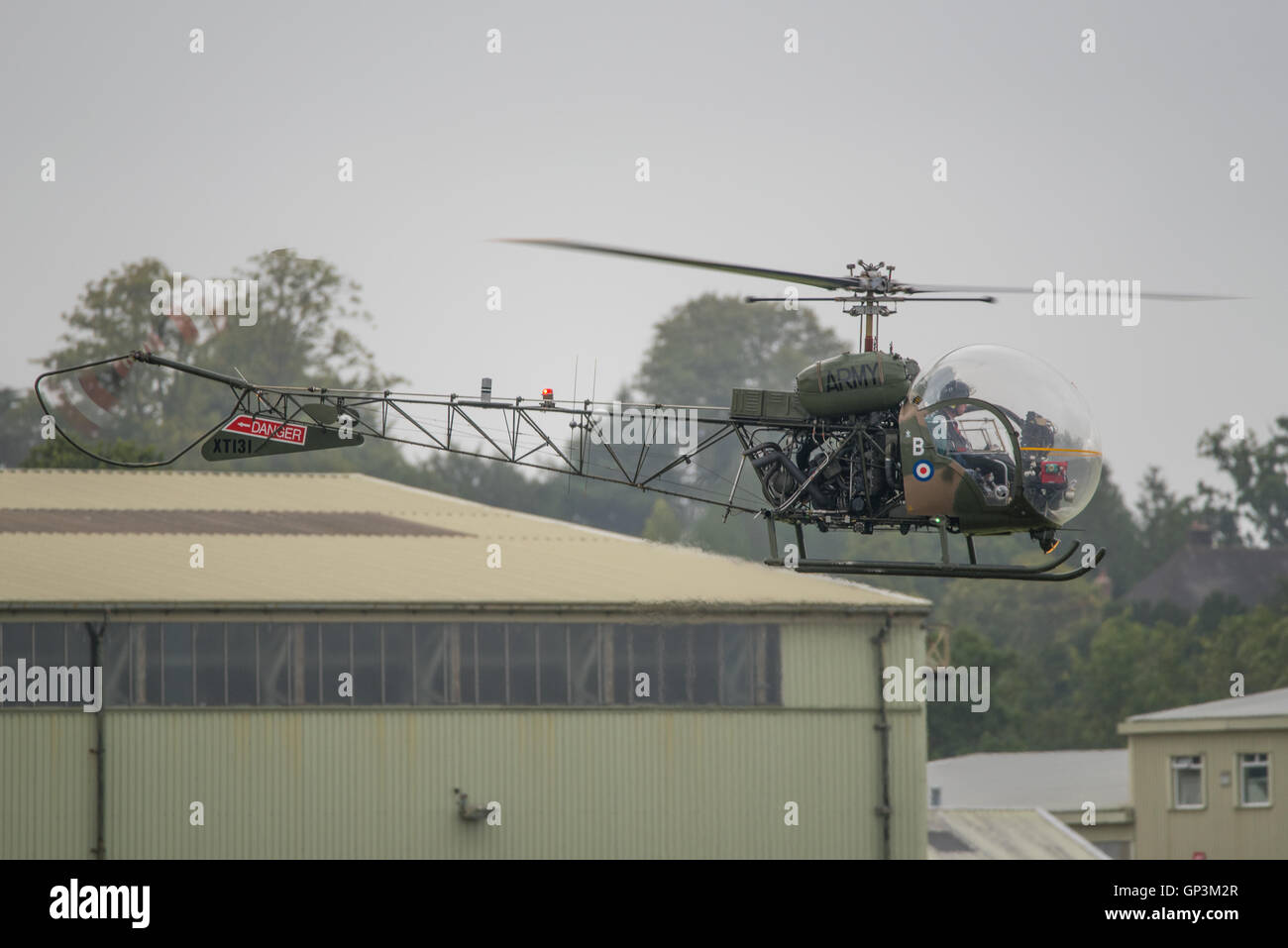 Un helicóptero del Ejército de Vintage en Dunsfold alas y las ruedas. Foto de stock