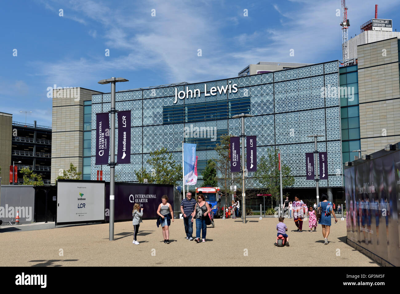 La gente almacenes John Lewis visto desde la parte trasera, con la gente caminando en la parte delantera, el centro comercial Westfield Stratford City de Londres, Inglaterra, Reino Unido de Gran Bretaña Foto de stock