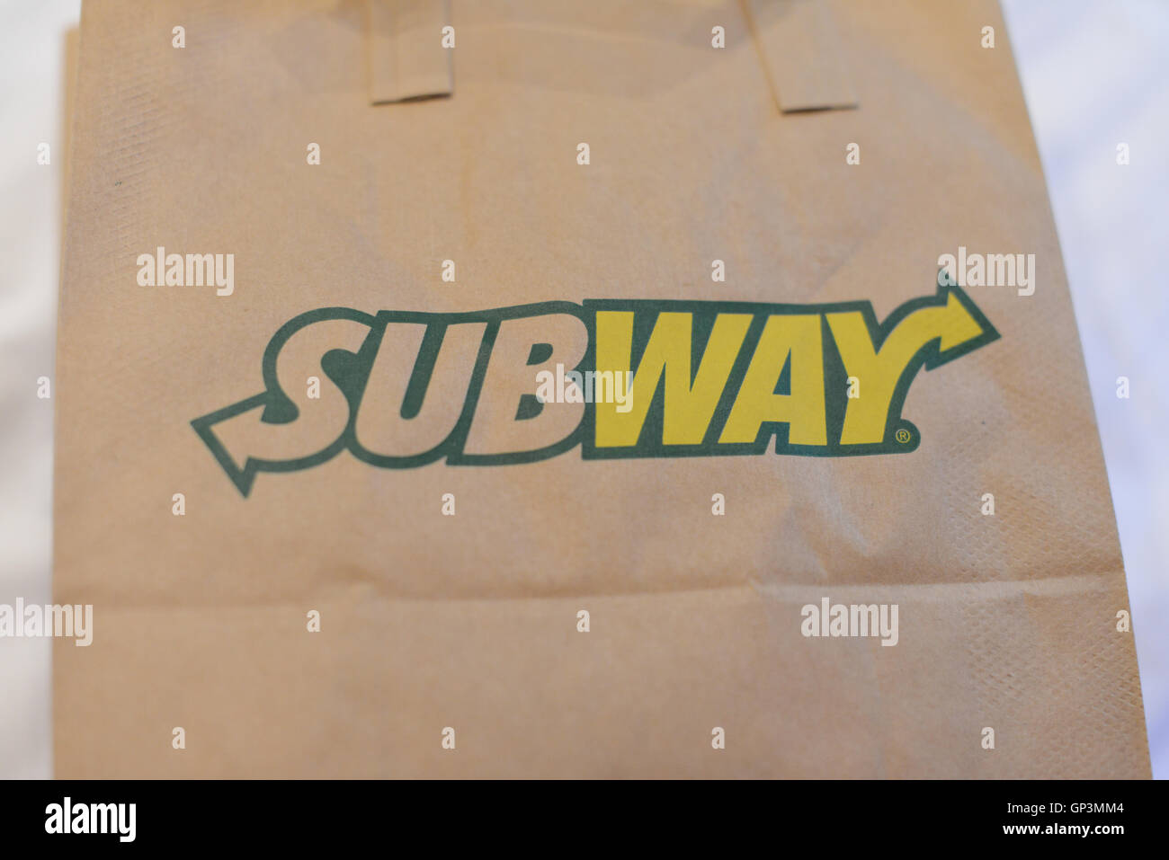 Brown paper subway bag showing the subway logo fotografías e imágenes