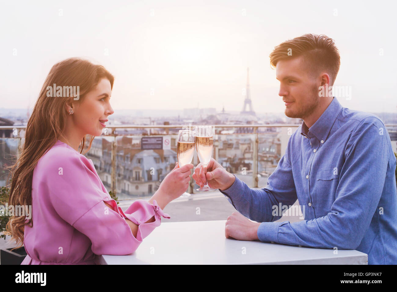 Cena romántica para dos en el restaurante de lujo en París, con vistas panorámicas de la ciudad y la Torre Eiffel Foto de stock