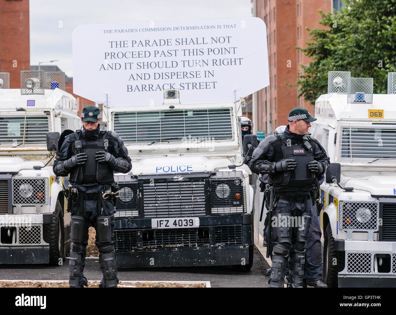 PSNI policías bloquear una carretera para imponer una decisión de la Comisión de Desfiles en Belfast, impidiendo un desfile de pasar un punto designado. Foto de stock