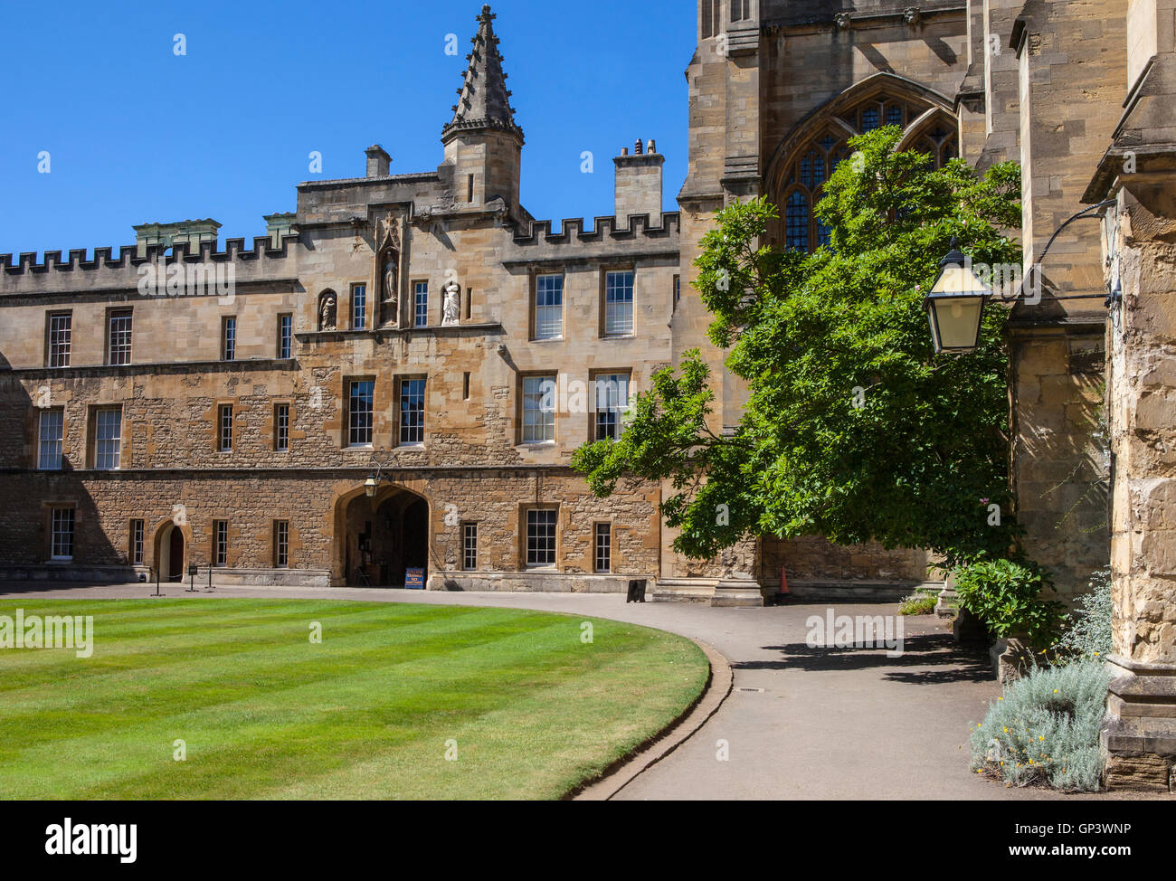 Una vista dentro de un patio en New College en Oxford, Inglaterra. Es uno de los colegios constituyentes de la Universidad de Oxford, Reino Unido. Foto de stock
