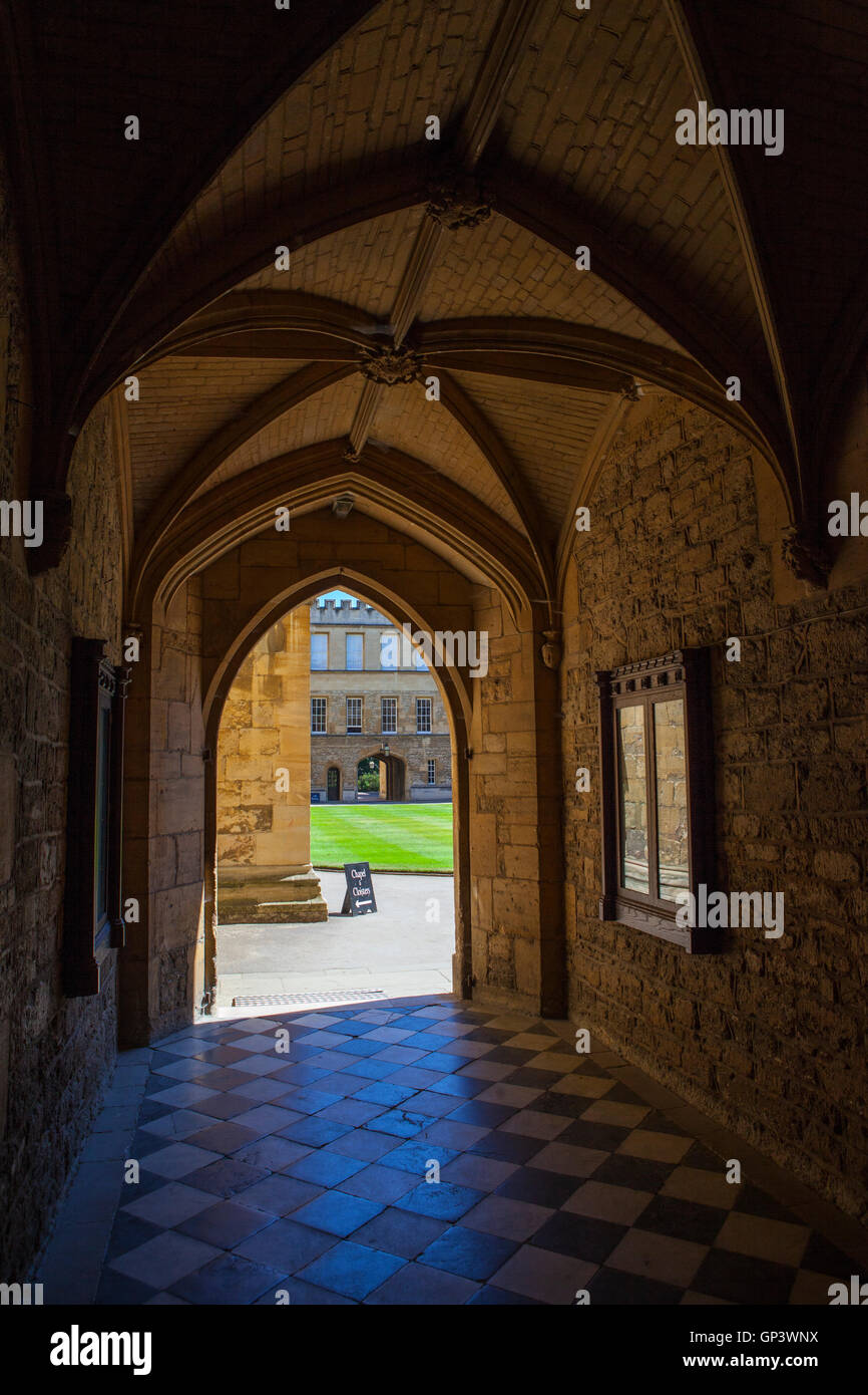 Una vista interior de New College en Oxford, Inglaterra. Es uno de los colegios constituyentes de la Universidad de Oxford, Reino Unido. Foto de stock