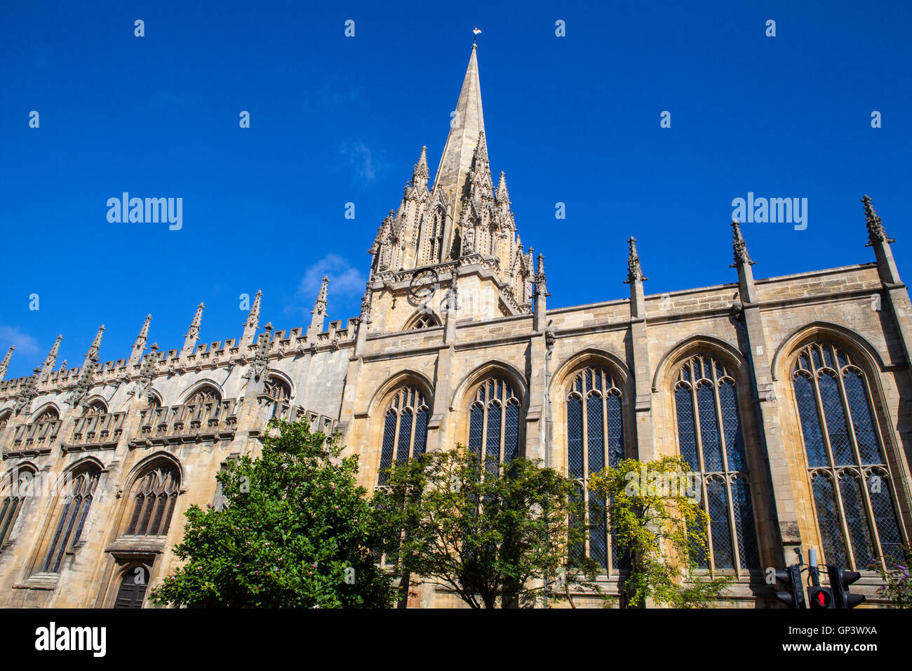 La impresionante arquitectura gótica de la iglesia universitaria de Santa María la Virgen en Oxford, Inglaterra. Foto de stock