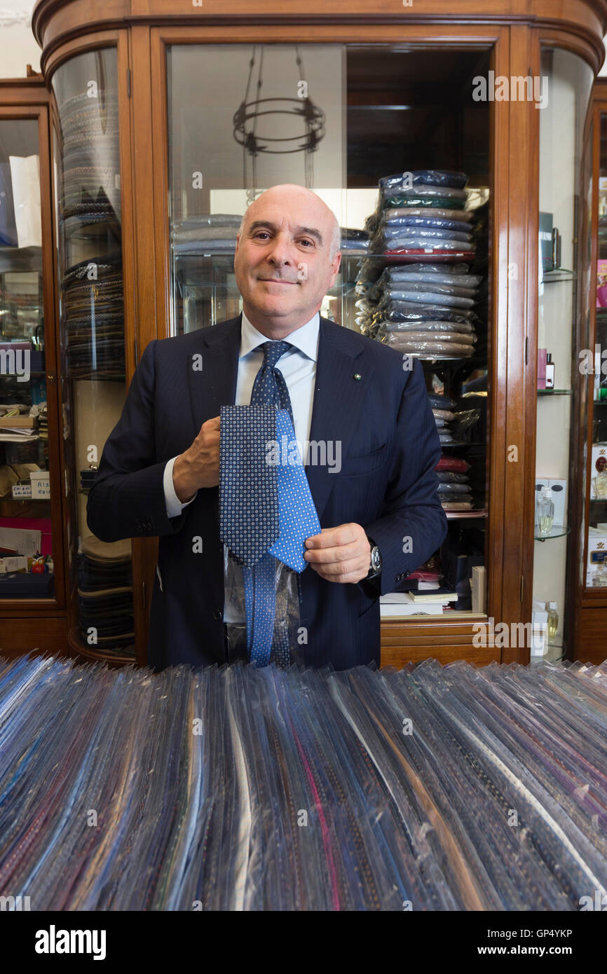 Maurizio Marinella, atar el estilista y diseñador, retratada en su  histórica tienda en Nápoles Fotografía de stock - Alamy