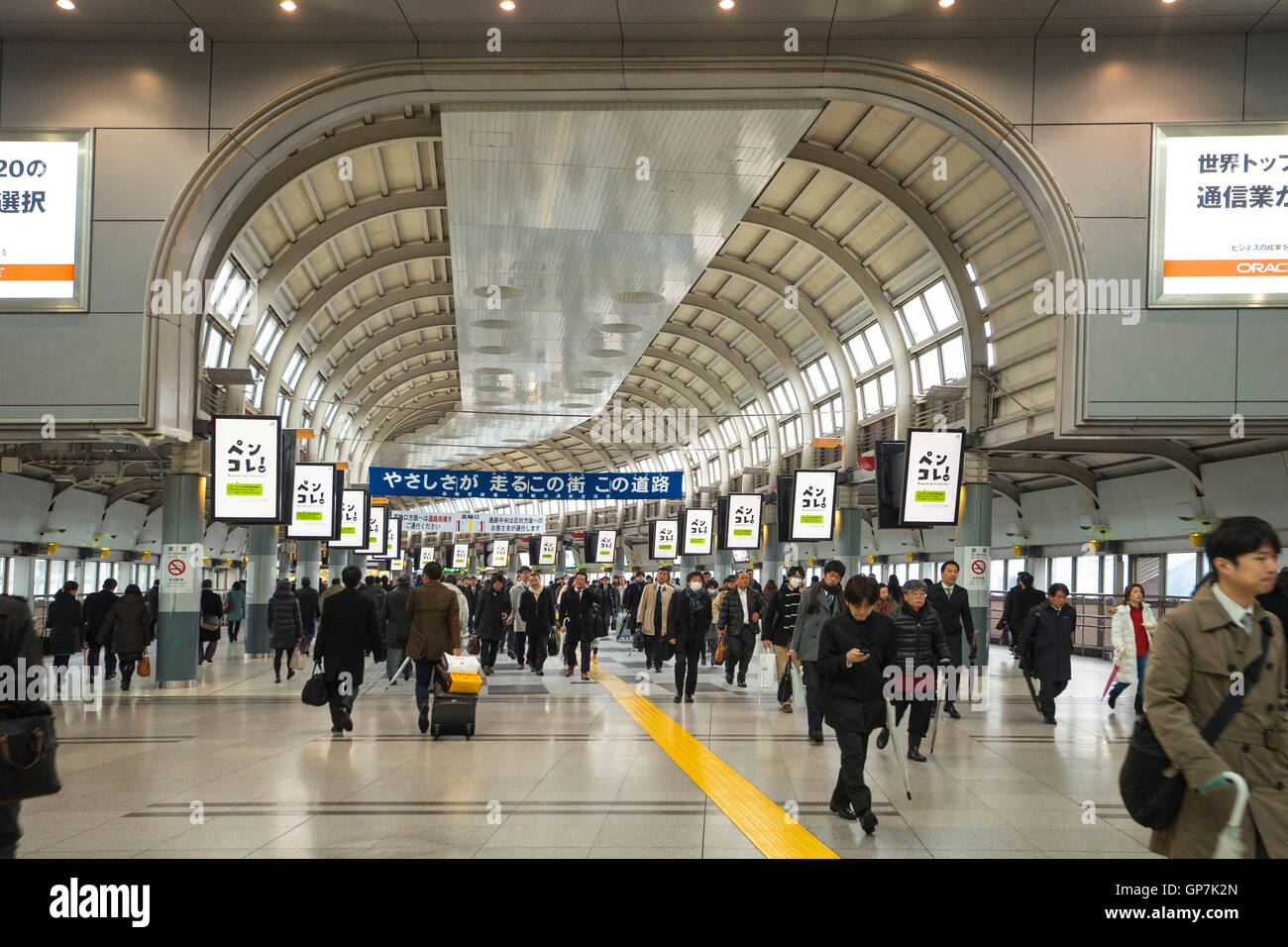 Los pueblos en la estación de Shinagawa, Tokio, Japón Foto de stock