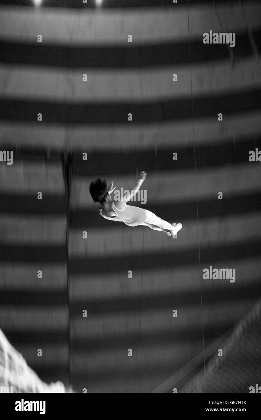 El hombre flotando en el aire en el circo, India, Asia Foto de stock