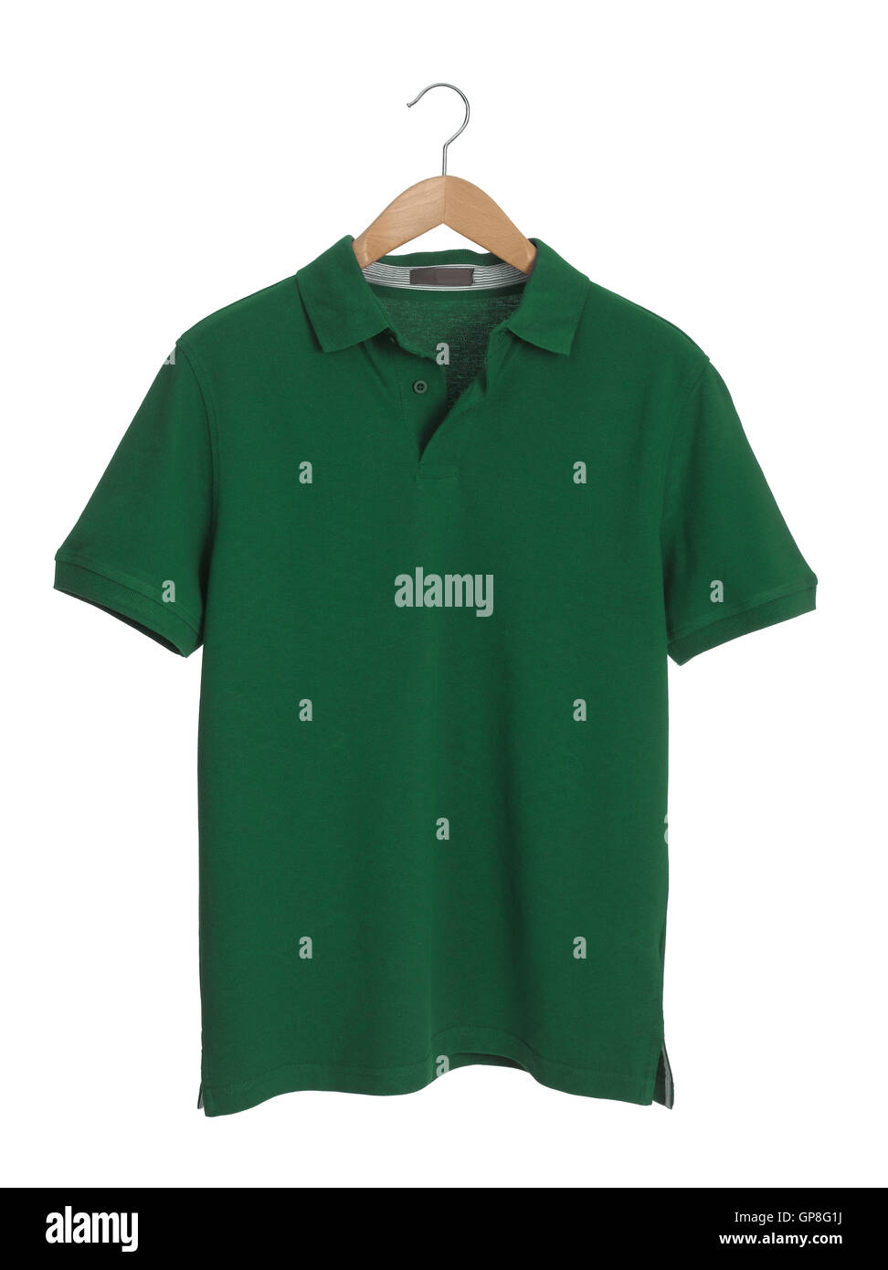 Camiseta verde en una percha de madera Foto de stock