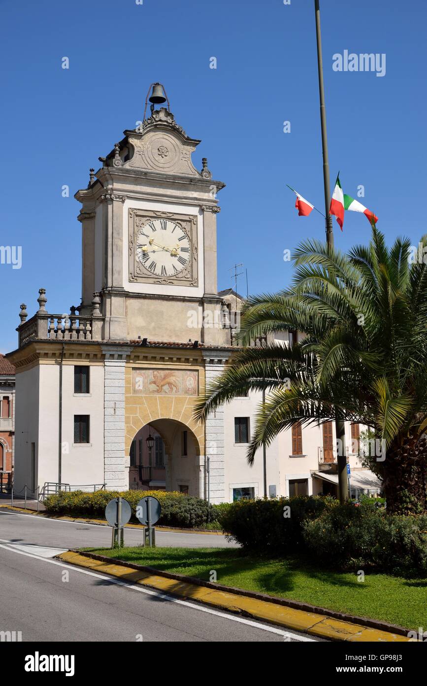Porta dell'orologio, Salo, Lago de Garda, provincia de Brescia, Lombardía, Italia Foto de stock