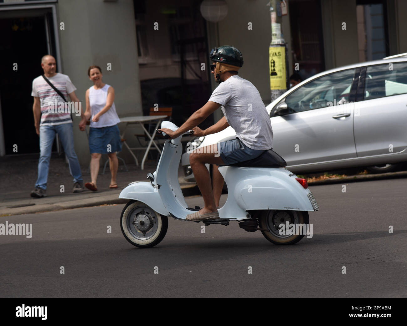 Cool dude hombre caballo moderno scooter Foto de stock
