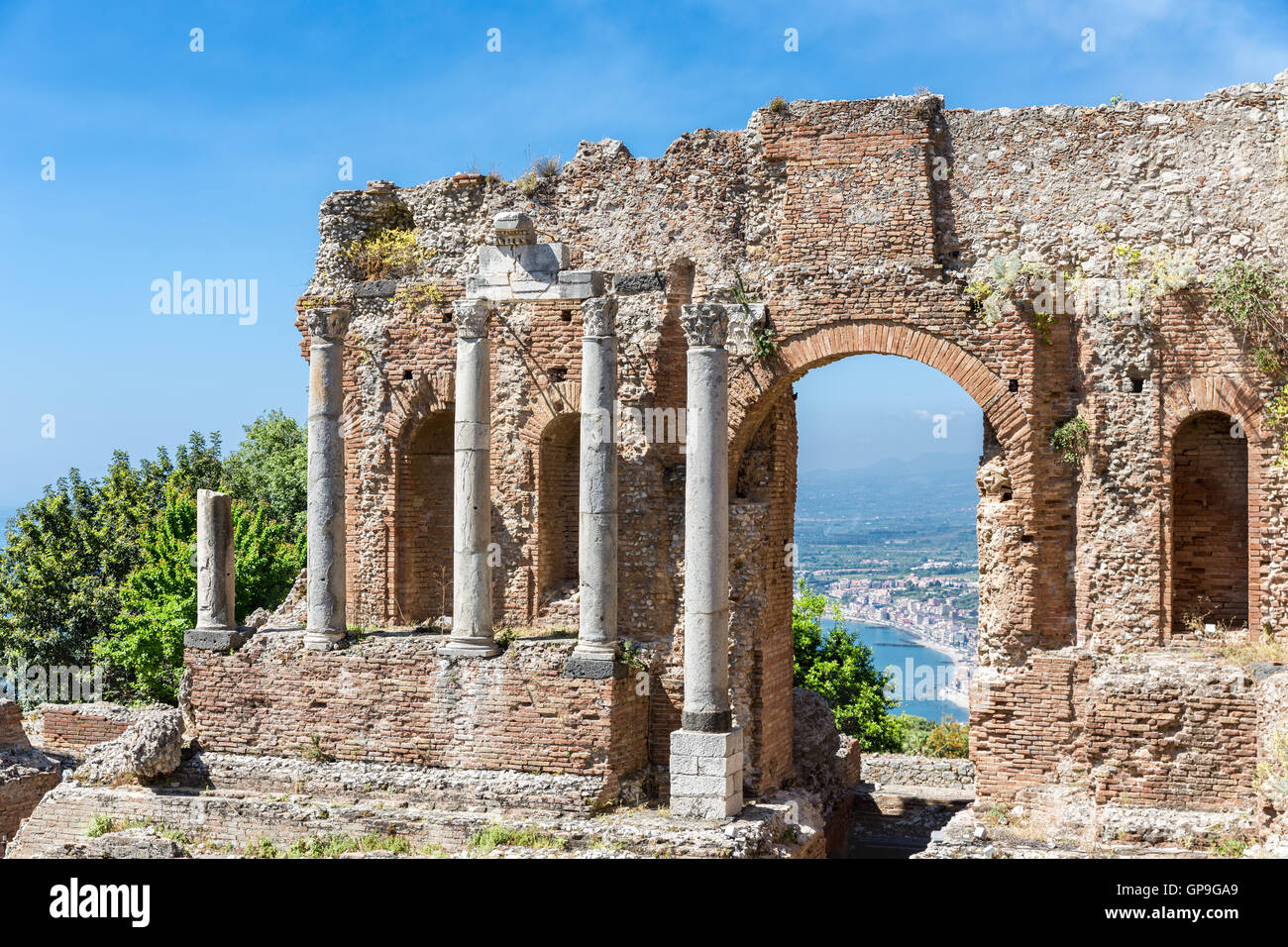 Antiguo teatro griego de Taormina, ciudad con un vistazo a la isla de Sicilia y el Mar Mediterráneo Foto de stock