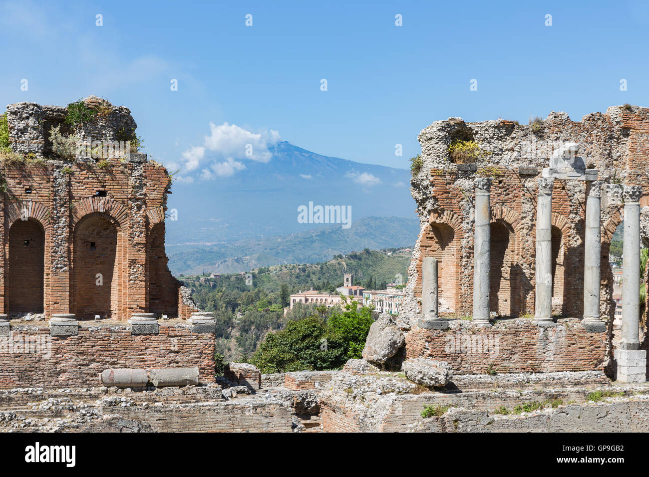 Antiguo teatro griego de Taormina, ciudad con un panorama del Etna en la isla de Sicilia, Italia Foto de stock