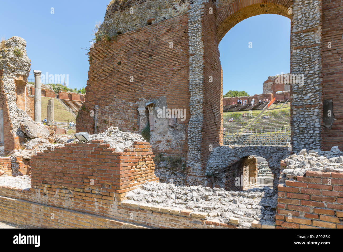 Antiguo teatro griego de la ciudad de Taormina en Sicilia, Italia Foto de stock