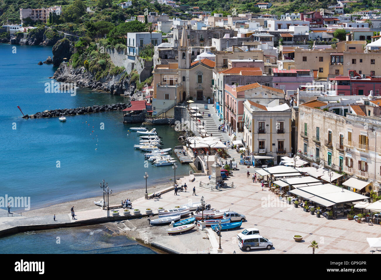 LIPARI, Italia - 24 de mayo: Vista aérea del puerto de Lipari en Mayo 24, 2016 en Islas Eolias cerca de Sicilia, Italia Foto de stock