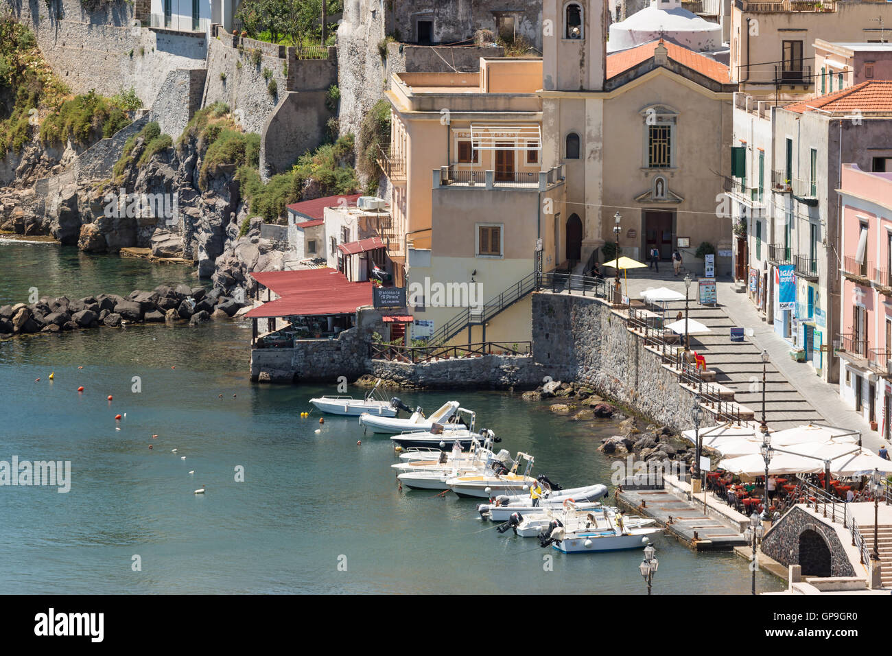 LIPARI, Italia - 24 de mayo: Vista aérea del puerto de Lipari en Mayo 24, 2016 en Islas Eolias cerca de Sicilia, Italia Foto de stock